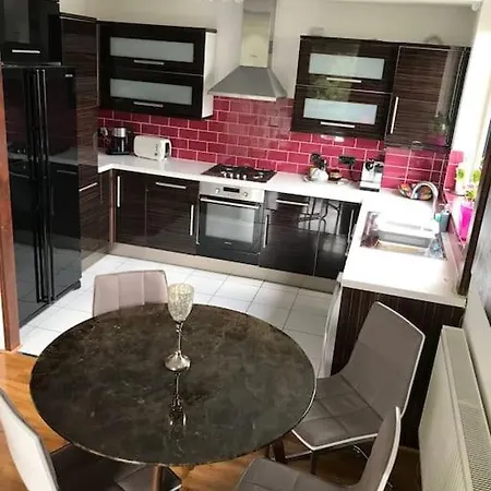 Entire Flat, Comfortable 2 Double Bedrooms London Exterior photo
